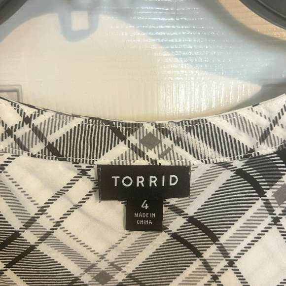 Torrid 4 Sleeveless Plaid Drawstring Peplum Top - Black & White - Picture 5 of 6